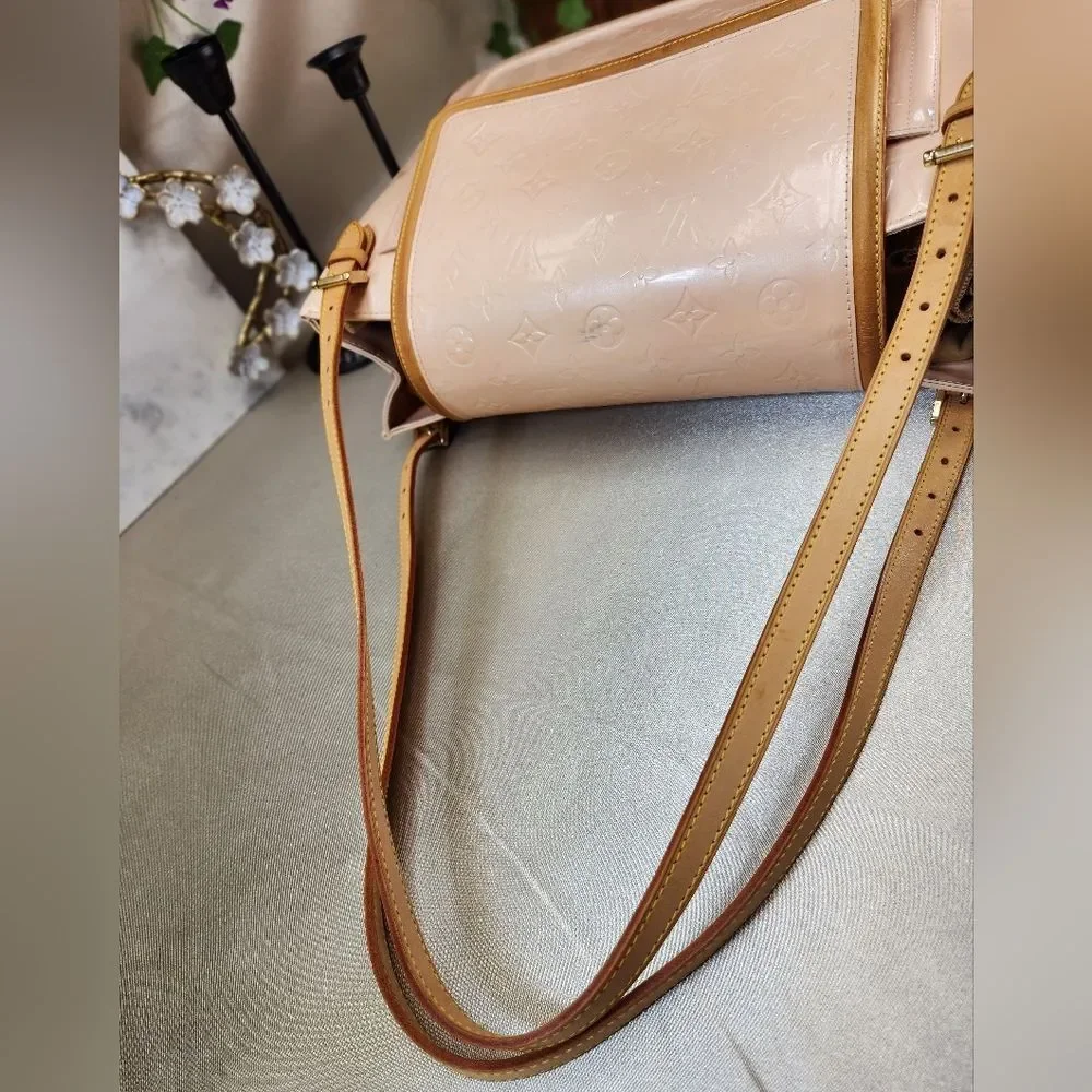 Louis Vuitton Vernis Petronia Street Marshmallow w/ Dust Bag & COA EUC